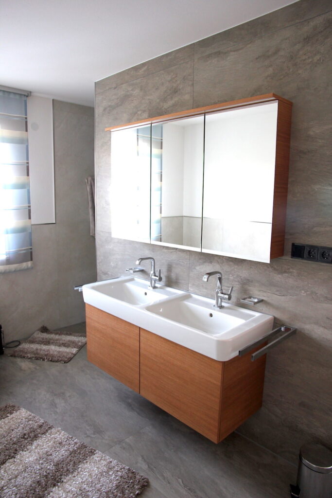 Ein Badezimmer Waschbecken und Schrank aus Eiche gebeizt