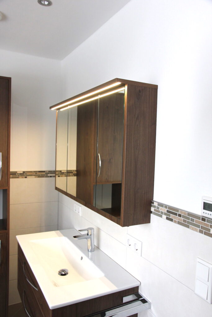 Badschrank mit Wäscheabwurf