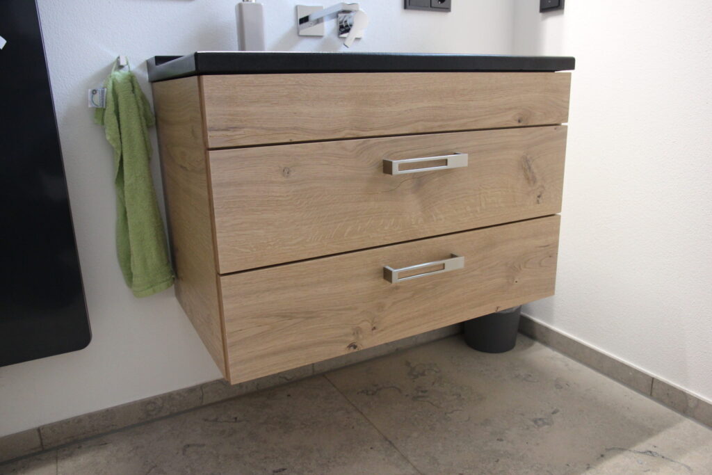 Waschtisch-unterschrank mit massiven Natursteinbecken