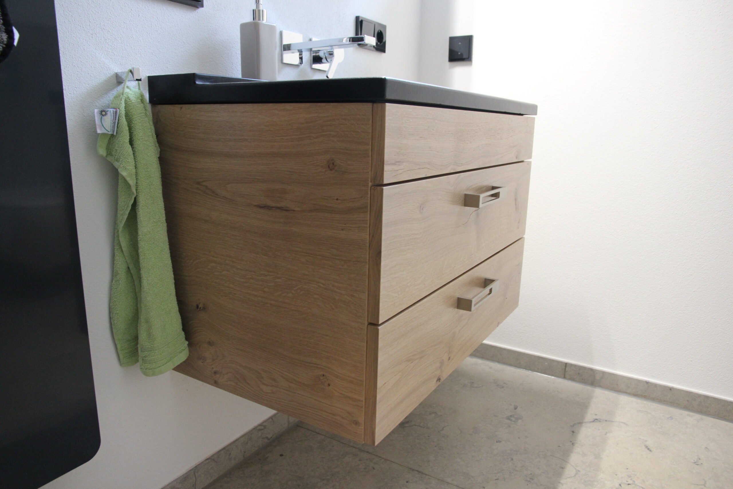 Unterschrank mit massivem Naturstein