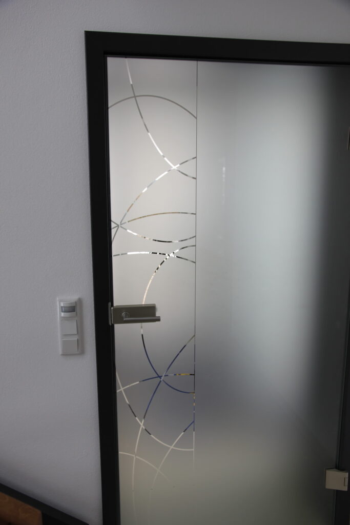 Ganzglastüre mit Anthrazit Zarge