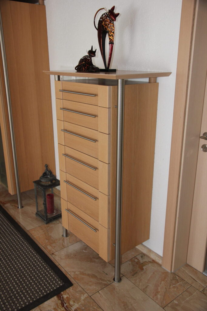 Garderobe aus Eiche (weiß gebeizt)