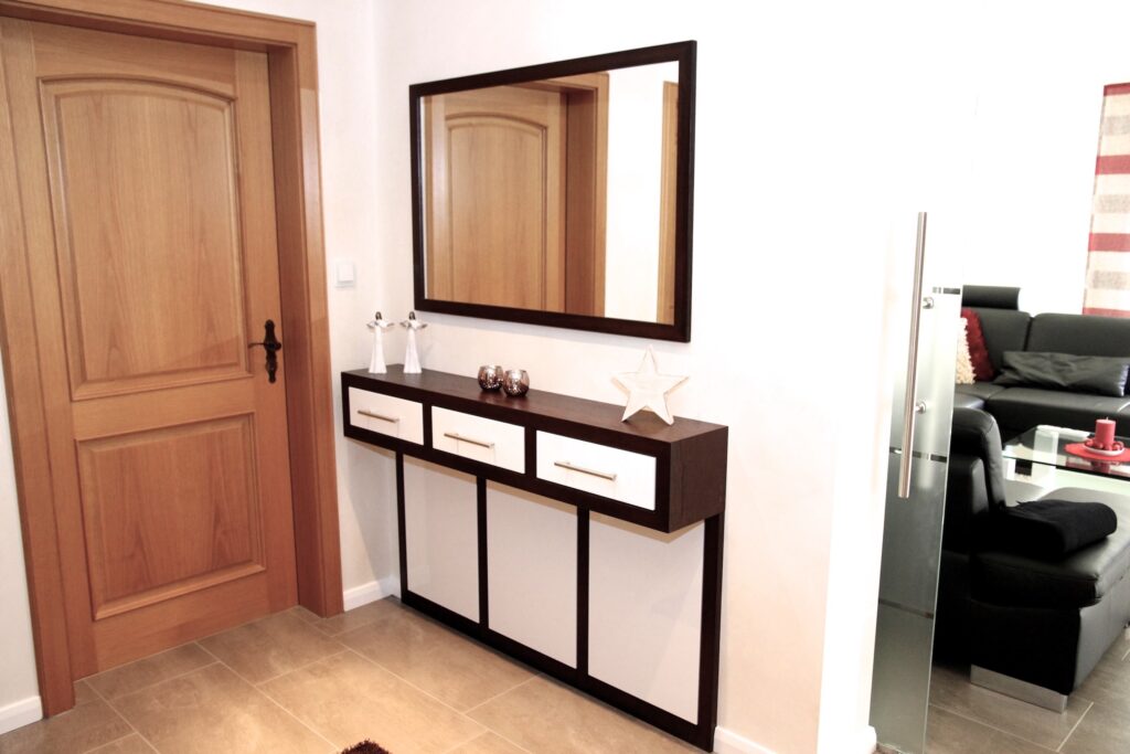 Garderobe aus Wenge/weiß