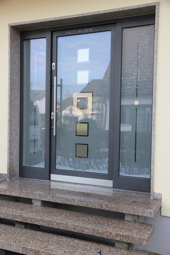 Haustüre mit Edelstahlapplikation