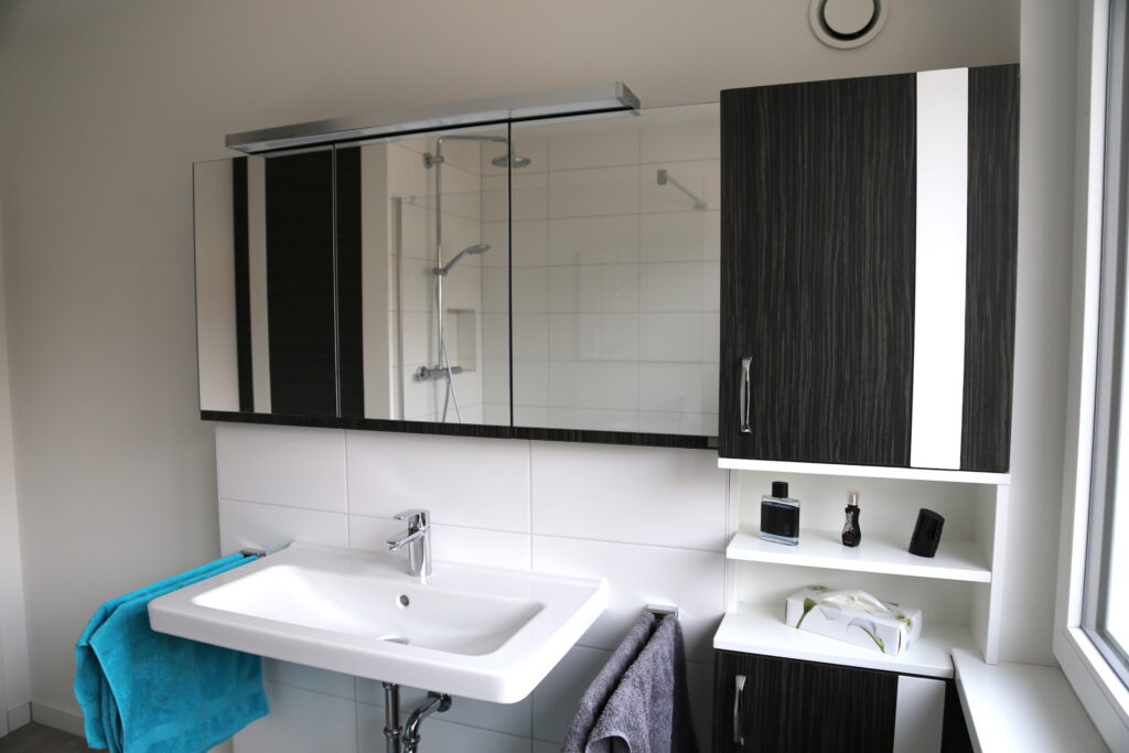 Ein Badezimmer mit beengten Platzverhältnissen