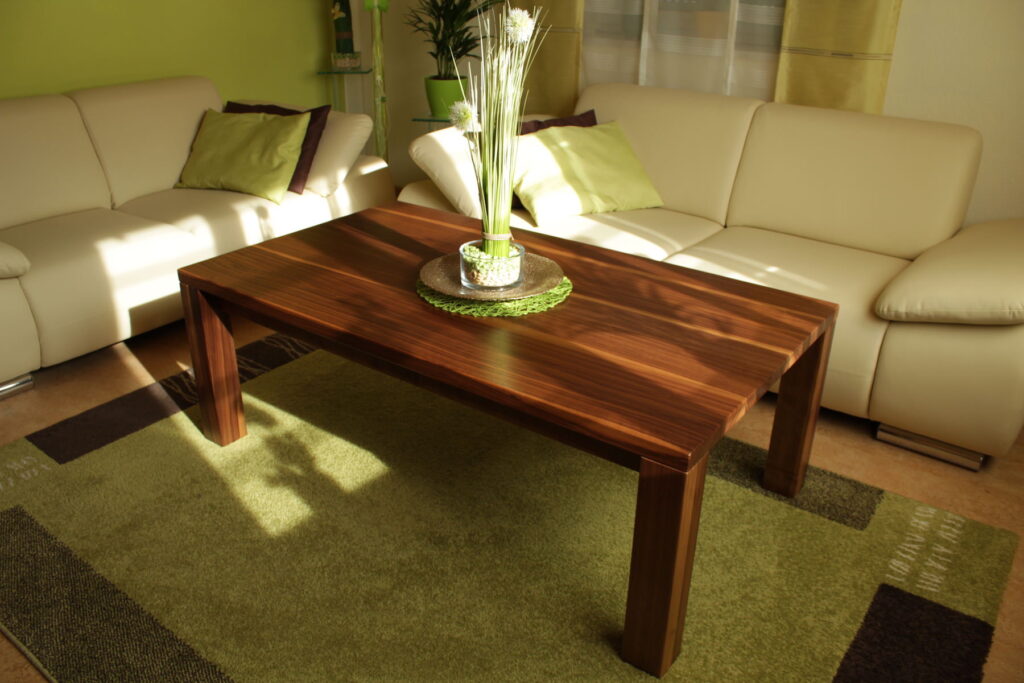Wohnzimmertisch aus massivem Nussbaum