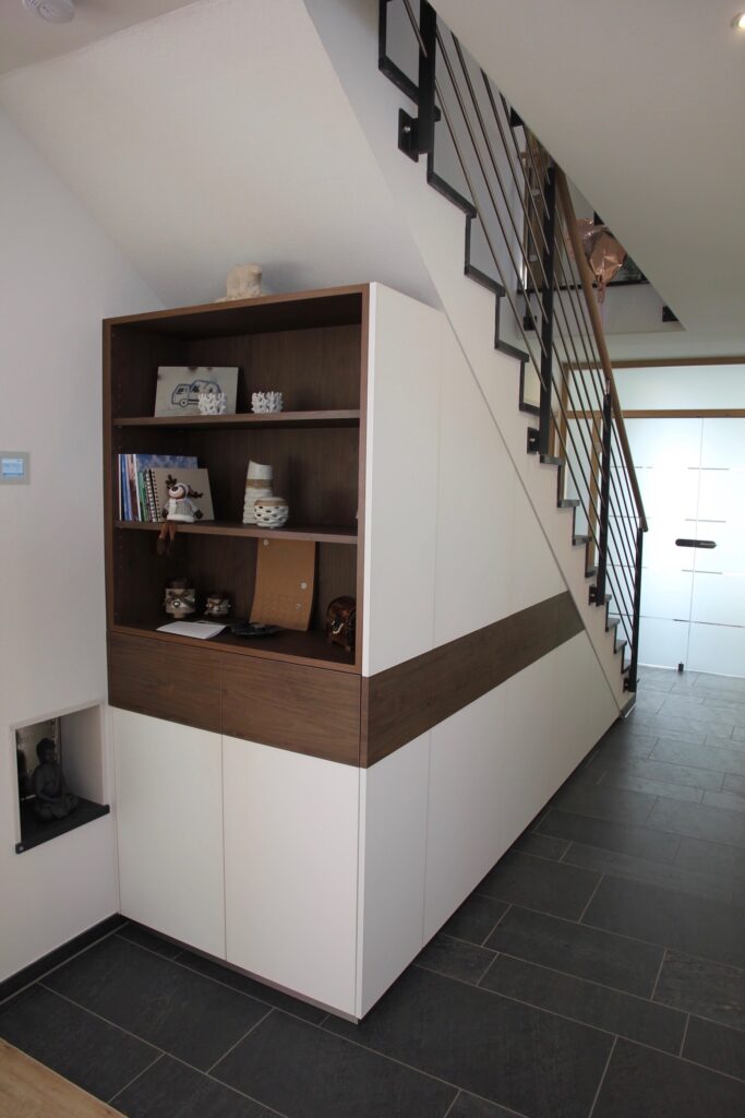 Schuhschrank mit Acrylglas-Front