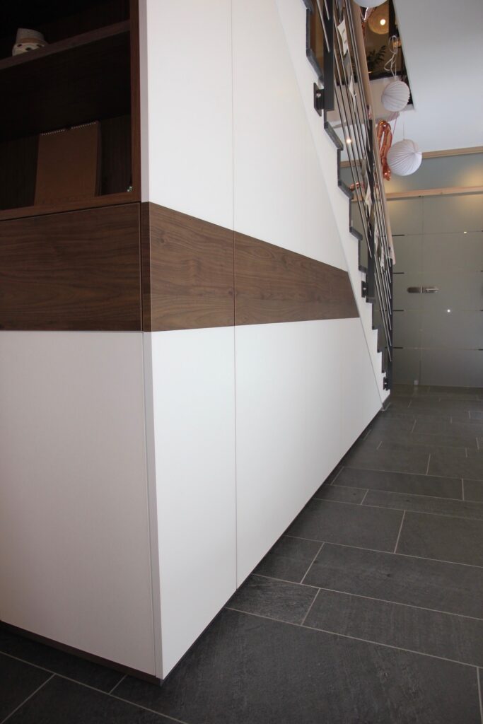 Schuhschrank mit Acrylglas-Front