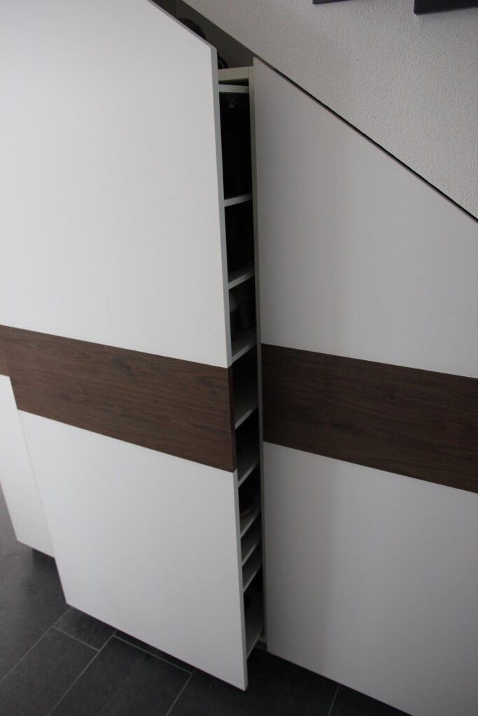 Schuhschrank mit Acrylglas-Front