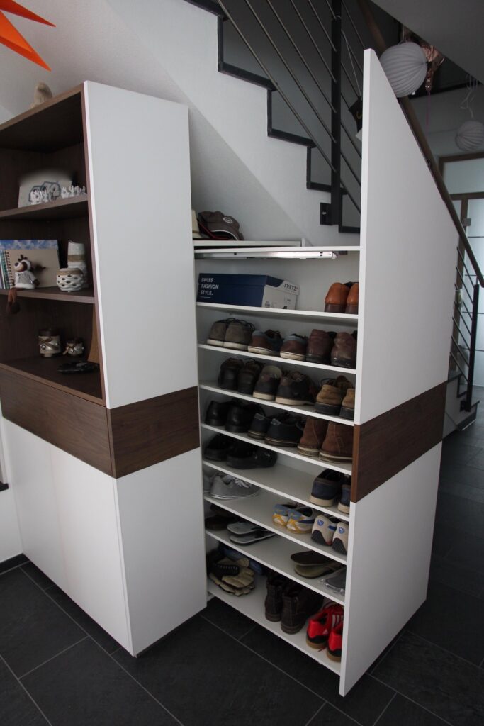 Schuhschrank mit Acrylglas-Front