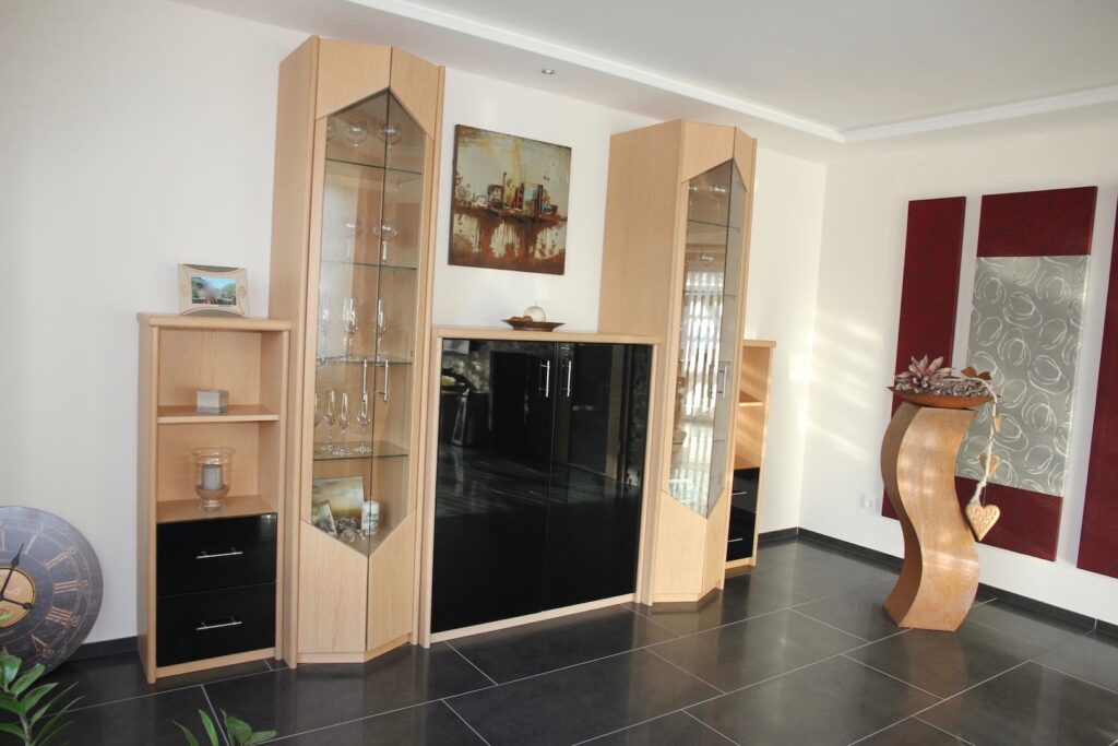 Wohnzimmer in Eiche mit schwarzer Hochglanz Front