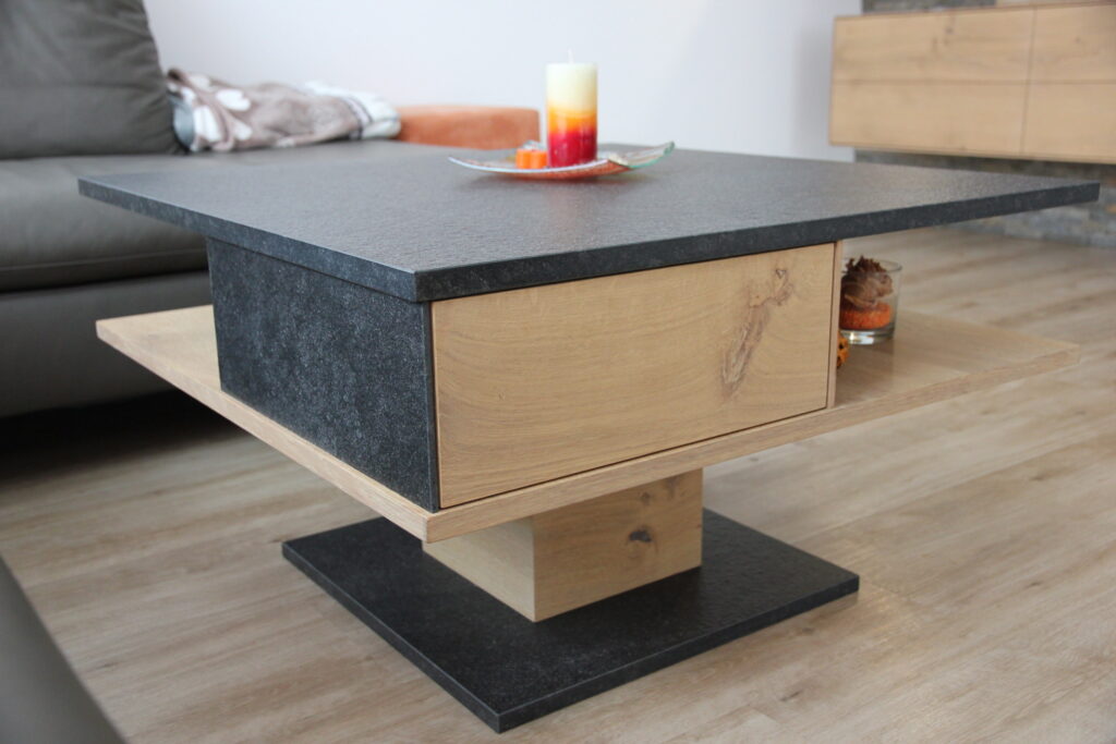 Ein Wohnzimmertisch aus Eichenholz